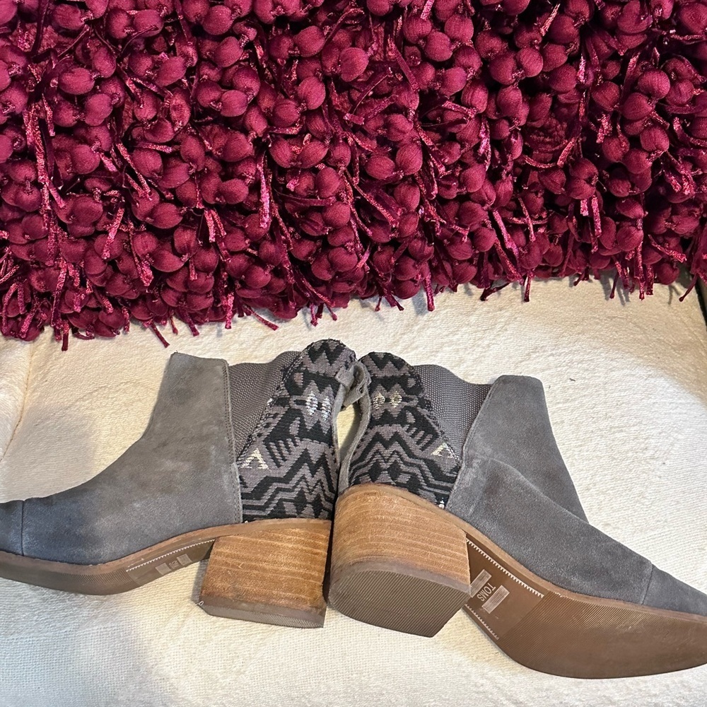Toms Ankle Boots Women’s Size 8.5W Gray Aztec Suede Esme Blue Tab Chelsea